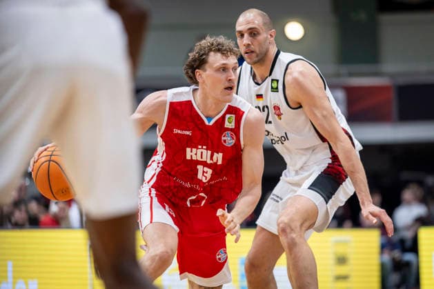 Barmer 2. Basketball Bundesliga ProA: Bayer Giants Leverkusen vs. RheinStars Koeln, 04.04.26 Leverkusen, 04.04.26 - Adam Paige (RheinStars Köln, 13) und Dennis Heinzmann (Bayer Giants Leverkusen, 22) während des Spiels der Barmer 2. Basketball Bundesliga ProA: Bayer Giants Leverkusen vs. RheinStars Koeln in der Ostermann Arena in Leverkusen. Copyright: xBEAUTIFULxSPORTS LeahxKohringx