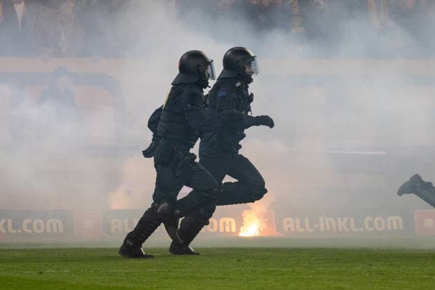 04.04.2026, Deutschland, Fussball, Dynamo Dresden vs Hertha BSC, 28. Spieltag, Saison 2025 2026, Rudolf-Harbig-Stadion : Platzsturm der Polizei nach Angriff von Hertha BSC auf die Fans von Dynamo Dresden