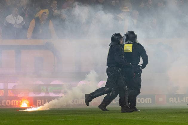 04.04.2026, Deutschland, Fussball, Dynamo Dresden vs Hertha BSC, 28. Spieltag, Saison 2025 2026, Rudolf-Harbig-Stadion : Platzsturm der Polizei nach Angriff von Hertha BSC auf die Fans von Dynamo Dresden
