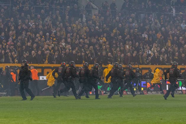 04.04.2026, Deutschland, Fussball, Dynamo Dresden vs Hertha BSC, 28. Spieltag, Saison 2025 2026, Rudolf-Harbig-Stadion : Platzsturm der Polizei nach Angriff von Hertha BSC auf die Fans von Dynamo Dresden