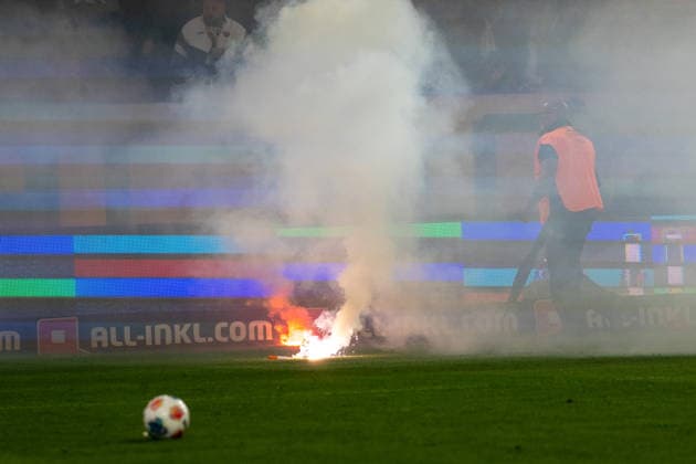 04.04.2026, Deutschland, Fussball, Dynamo Dresden vs Hertha BSC, 28. Spieltag, Saison 2025 2026, Rudolf-Harbig-Stadion : Pyrotechnik auf dem Spielfeld