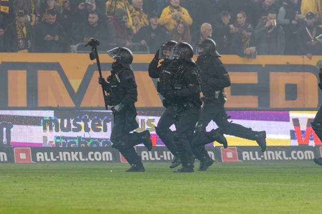 04.04.2026, Deutschland, Fussball, Dynamo Dresden vs Hertha BSC, 28. Spieltag, Saison 2025 2026, Rudolf-Harbig-Stadion : Platzsturm der Polizei nach Angriff von Hertha BSC auf die Fans von Dynamo Dresden