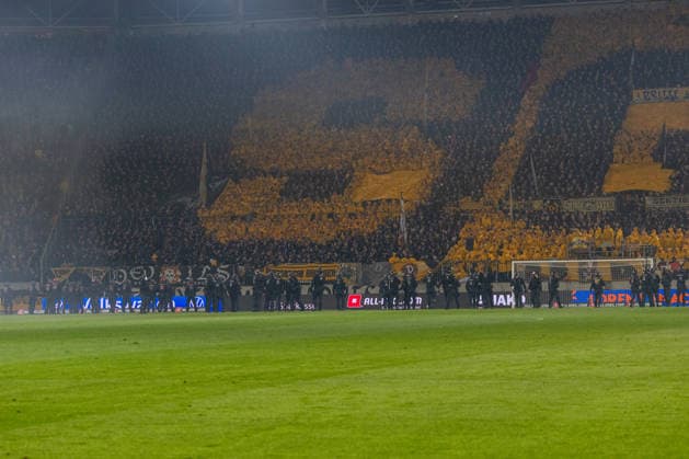 04.04.2026, Deutschland, Fussball, Dynamo Dresden vs Hertha BSC, 28. Spieltag, Saison 2025 2026, Rudolf-Harbig-Stadion : Platzsturm der Polizei nach Angriff von Hertha BSC auf die Fans von Dynamo Dresden