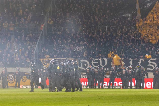 04.04.2026, Deutschland, Fussball, Dynamo Dresden vs Hertha BSC, 28. Spieltag, Saison 2025 2026, Rudolf-Harbig-Stadion : Platzsturm der Polizei nach Angriff von Hertha BSC auf die Fans von Dynamo Dresden