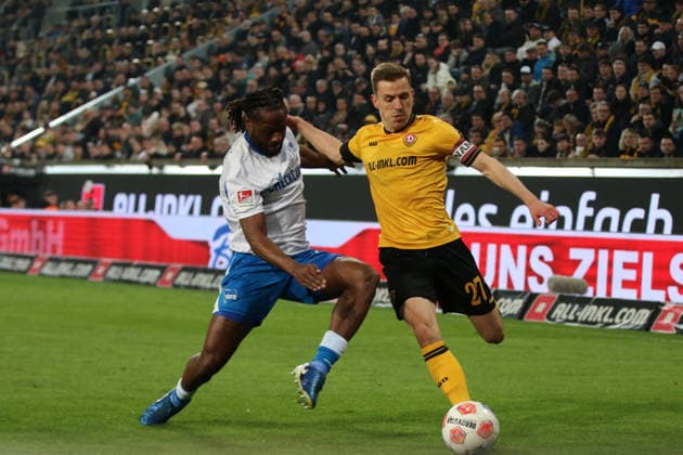 04.04.2026 Fußball Herren 2025 2026 2. Bundesliga 28. Spieltag SG Dynamo Dresden - Hertha BSC Rudolf-Harbig-Stadion Dresden Niklas Hauptmann (Dresden, 27, gelb) im Duell mit Deyovaisio Zeefuik (Berlin, 42, blau). Dresden Sachsen Deutschland