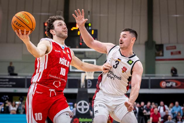 Barmer 2. Basketball Bundesliga ProA: Bayer Giants Leverkusen vs. RheinStars Koeln, 04.04.26 Leverkusen, 04.04.26 - Haris Hujic (RheinStars Köln, 10) und Luca Finn Kahl (Bayer Giants Leverkusen, 3) während des Spiels der Barmer 2. Basketball Bundesliga ProA: Bayer Giants Leverkusen vs. RheinStars Koeln in der Ostermann Arena in Leverkusen. Copyright: xBEAUTIFULxSPORTS LeahxKohringx