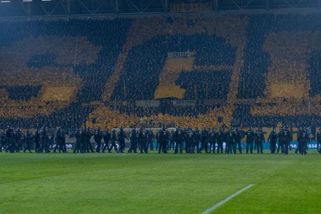 04.04.2026, Deutschland, Fussball, Dynamo Dresden vs Hertha BSC, 28. Spieltag, Saison 2025 2026, Rudolf-Harbig-Stadion : Platzsturm der Polizei nach Angriff von Hertha BSC auf die Fans von Dynamo Dresden