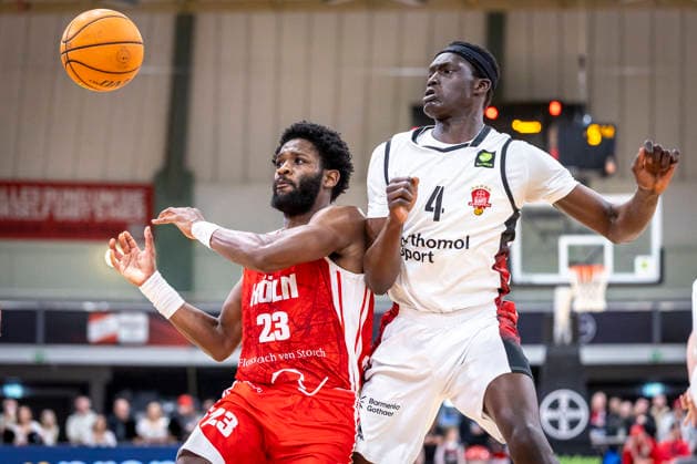 Barmer 2. Basketball Bundesliga ProA: Bayer Giants Leverkusen vs. RheinStars Koeln, 04.04.26 Leverkusen, 04.04.26 - Michael Jordan Miller (RheinStars Köln, 23) und Lok Lol Wur (Bayer Giants Leverkusen, 4) während des Spiels der Barmer 2. Basketball Bundesliga ProA: Bayer Giants Leverkusen vs. RheinStars Koeln in der Ostermann Arena in Leverkusen. Copyright: xBEAUTIFULxSPORTS LeahxKohringx