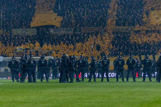 04.04.2026, Deutschland, Fussball, Dynamo Dresden vs Hertha BSC, 28. Spieltag, Saison 2025 2026, Rudolf-Harbig-Stadion : Platzsturm der Polizei nach Angriff von Hertha BSC auf die Fans von Dynamo Dresden