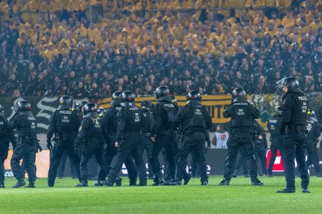 04.04.2026, Deutschland, Fussball, Dynamo Dresden vs Hertha BSC, 28. Spieltag, Saison 2025 2026, Rudolf-Harbig-Stadion : Platzsturm der Polizei nach Angriff von Hertha BSC auf die Fans von Dynamo Dresden
