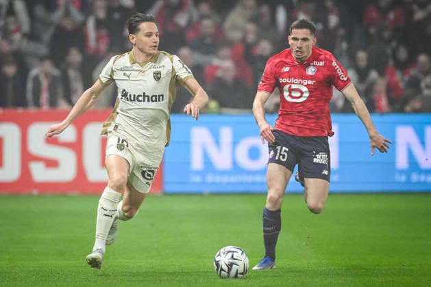 April 4, 2026, Villeneuve-D ascq, France, France: Florian THAUVIN of Lens and Romain PERRAUD of Lille during the Ligue 1 match between Lille OSC (LOSC) and RC Lens at Pierre Mauroy Stadium on April 04, 2026 in Villeneuve-d Ascq near Lille, France. Lille OSC V RC Lens - Ligue 1  - ZUMAm308 20260404_zsp_m308_001 Copyright: xMatthieuxMirvillex