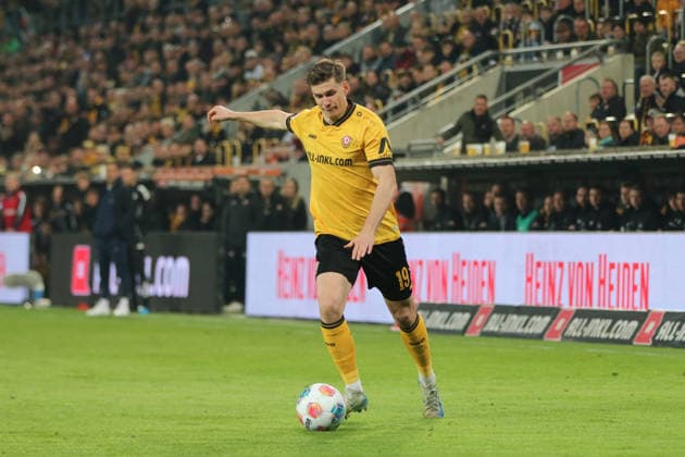 04.04.2026 Fußball Herren 2025 2026 2. Bundesliga 28. Spieltag SG Dynamo Dresden - Hertha BSC Rudolf-Harbig-Stadion Dresden Alexander Rossipal (Dresden, 19, gelb) bei einer Flanke. Dresden Sachsen Deutschland