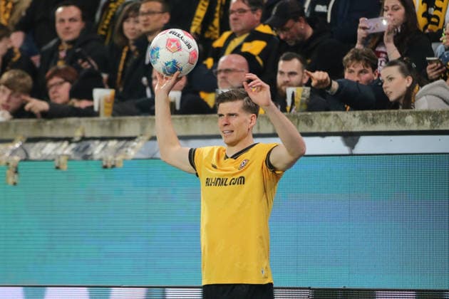 04.04.2026 Fußball Herren 2025 2026 2. Bundesliga 28. Spieltag SG Dynamo Dresden - Hertha BSC Rudolf-Harbig-Stadion Dresden Alexander Rossipal (Dresden, 19, gelb) bei einem Einwurf. Dresden Sachsen Deutschland