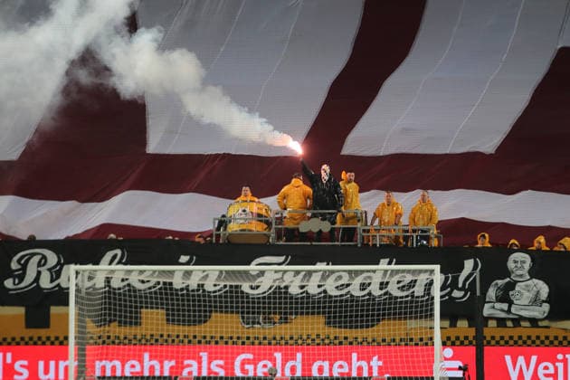 04.04.2026 Fußball Herren 2025 2026 2. Bundesliga 28. Spieltag SG Dynamo Dresden - Hertha BSC Rudolf-Harbig-Stadion Dresden Banner der Dynamo-Fans in Gedenken an Hansi Kreische. Dresden Sachsen Deutschland