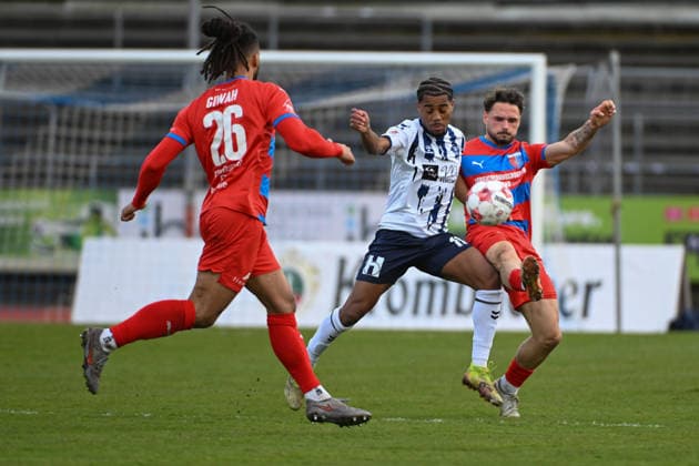 GER, Fussball, Krombacher-Niedersachsenpokal, VfB Oldenburg vs SV Drochtersen Assel 04.04.2025, Marschwegstadion, Oldenburg, GER, Krombacher-Niedersachsenpokal, Halbfinale, VfB Oldenburg vs SV Drochtersen Assel, DFL regulations prohibit any use of photographs as image sequences and or quasi-video, im Bild Zweikampf Aurel LOUBONGO-M BOUNGOU( VfB Oldenburg 11 ) vs Robin KÖLLE KOELLE ( SV Drochtersen Assel 44 ) *** GER, Football, Krombacher Niedersachsenpokal, VfB Oldenburg vs SV Drochtersen Assel 04 04 2025, Marschwegstadion, Oldenburg, GER, Krombacher Niedersachsenpokal, Semifinal, VfB Oldenburg vs SV Drochtersen Assel, DFL regulations prohibit any use of photographs as image sequences and or quasi video, im Bild Zweikampf Aurel LOUBONGO M BOUNGOU VfB Oldenburg 11 vs Robin KÖLLE KOELLE SV Drochtersen Assel 44 nordphotoxgmbhx xRojahn nph00310
