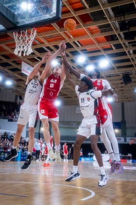 Barmer 2. Basketball Bundesliga ProA: Bayer Giants Leverkusen vs. RheinStars Koeln, 04.04.26 Leverkusen, 04.04.26 - Dennis Heinzmann (Bayer Giants Leverkusen, 22), +Adam Paige (RheinStars Köln, 13) und Ricardo Lynch (Bayer Giants Leverkusen, 11) während des Spiels der Barmer 2. Basketball Bundesliga ProA: Bayer Giants Leverkusen vs. RheinStars Koeln in der Ostermann Arena in Leverkusen. Copyright: xBEAUTIFULxSPORTS LeahxKohringx