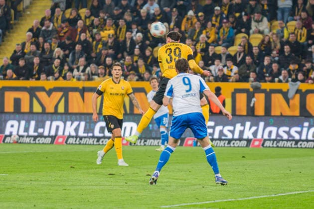 04.04.2026, xomx, Fussball 2.Bundesliga, Dynamo Dresden - Hertha BSC Berlin v.l. Thomas Keller (Dynamo Dresden) mit dem Kopf am Ball im Zweikampf mit Dawid Kownacki (Hertha BSC) (DFL DFB REGULATIONS PROHIBIT ANY USE OF PHOTOGRAPHS as IMAGE SEQUENCES and or QUASI-VIDEO) Dresden