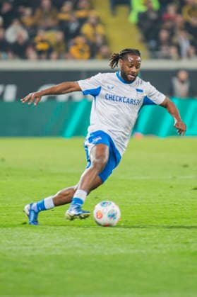 04.04.2026, xomx, Fussball 2.Bundesliga, Dynamo Dresden - Hertha BSC Berlin v.l. Deyo Deyovaisio Zeefuik (Hertha BSC) am Ball. Einzelbild, Freisteller, (DFL DFB REGULATIONS PROHIBIT ANY USE OF PHOTOGRAPHS as IMAGE SEQUENCES and or QUASI-VIDEO) Dresden