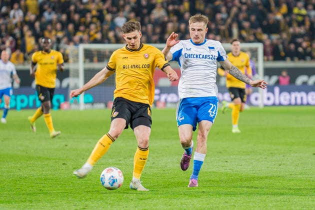 04.04.2026, xomx, Fussball 2.Bundesliga, Dynamo Dresden - Hertha BSC Berlin v.l. Alexander Rossipal (Dynamo Dresden) und Marten Winkler (Hertha BSC) im Zweikampf am Ball (DFL DFB REGULATIONS PROHIBIT ANY USE OF PHOTOGRAPHS as IMAGE SEQUENCES and or QUASI-VIDEO) Dresden