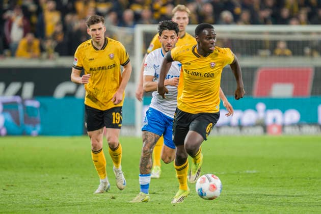 04.04.2026, xomx, Fussball 2.Bundesliga, Dynamo Dresden - Hertha BSC Berlin v.l. Kofi Amoako (Dynamo Dresden) am Ball im Zweikampf mit Kevin Sessa (Hertha BSC) (DFL DFB REGULATIONS PROHIBIT ANY USE OF PHOTOGRAPHS as IMAGE SEQUENCES and or QUASI-VIDEO) Dresden