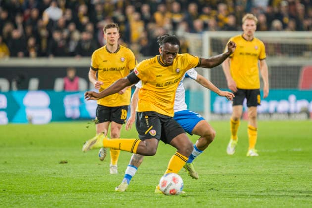 04.04.2026, xomx, Fussball 2.Bundesliga, Dynamo Dresden - Hertha BSC Berlin v.l. Kofi Amoako (Dynamo Dresden) am Ball im Zweikampf mit Kevin Sessa (Hertha BSC) (DFL DFB REGULATIONS PROHIBIT ANY USE OF PHOTOGRAPHS as IMAGE SEQUENCES and or QUASI-VIDEO) Dresden