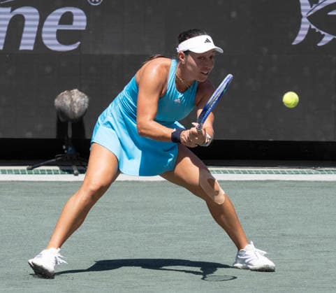 April 4, 2026: Iva Jovic (USA) loses to Jessica Pegula (USA) 6-4, 5-7, 6-3, at the Credit One Charleston Open being played at Credit One Staduim in Charleston, South Carolina, {USA} Ã‚ Tennisclix TENNIS 2026: Credit One Charleston Open APRIL 04  - ZUMAc04_ 20260404_zma_c04_023 Copyright: xLesliexBillmanx