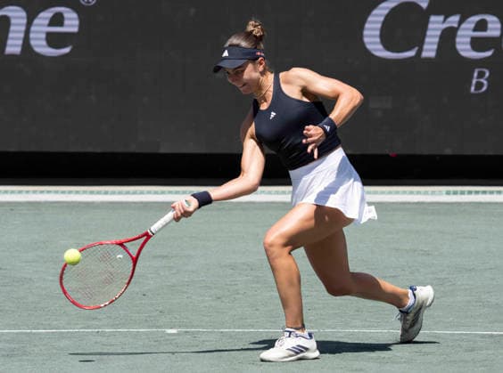 April 4, 2026: Iva Jovic (USA) loses to Jessica Pegula (USA) 6-4, 5-7, 6-3, at the Credit One Charleston Open being played at Credit One Staduim in Charleston, South Carolina, {USA} Ã‚ Tennisclix Charleston USA - ZUMAc04_ 20260404_zma_c04_029 Copyright: xLesliexBillmanx