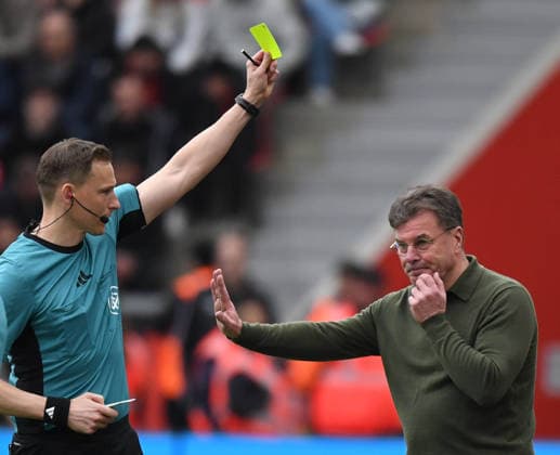 04.04.2026, xophax, Fussball 1.Bundesliga, Bayer 04 Leverkusen - VfL Wolfsburg Trainer Dieter Hecking bekommt vom Schiedsrichter Martin Petersen die gelbe Karte (DFL DFB REGULATIONS PROHIBIT ANY USE OF PHOTOGRAPHS as IMAGE SEQUENCES and or QUASI-VIDEO) Leverkusen *** 04 04 2026, xophax, Soccer 1 Bundesliga, Bayer 04 Leverkusen VfL Wolfsburg Coach Dieter Hecking gets yellow card from referee Martin Petersen DFL DFB REGULATIONS PROHIBIT ANY USE OF PHOTOGRAPHS as IMAGE SEQUENCES and or QUASI VIDEO Leverkusen