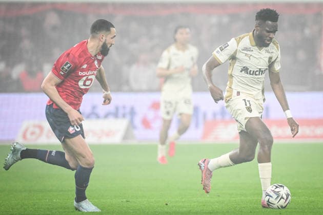 April 4, 2026, Villeneuve-D ascq, France, France: Nabil BENTALEB of Lille and Odsonne EDOUARD of Lens during the Ligue 1 match between Lille OSC (LOSC) and RC Lens at Pierre Mauroy Stadium on April 04, 2026 in Villeneuve-d Ascq near Lille, France. Villeneuve-D ascq France - ZUMAm308 20260404_zsp_m308_006 Copyright: xMatthieuxMirvillex