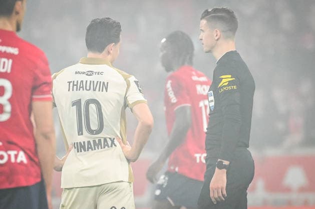 April 4, 2026, Villeneuve-D ascq, France, France: Referee Francois LETEXIER and Florian THAUVIN of Lens during the Ligue 1 match between Lille OSC (LOSC) and RC Lens at Pierre Mauroy Stadium on April 04, 2026 in Villeneuve-d Ascq near Lille, France. Lille OSC V RC Lens - Ligue 1  - ZUMAm308 20260404_zsp_m308_010 Copyright: xMatthieuxMirvillex
