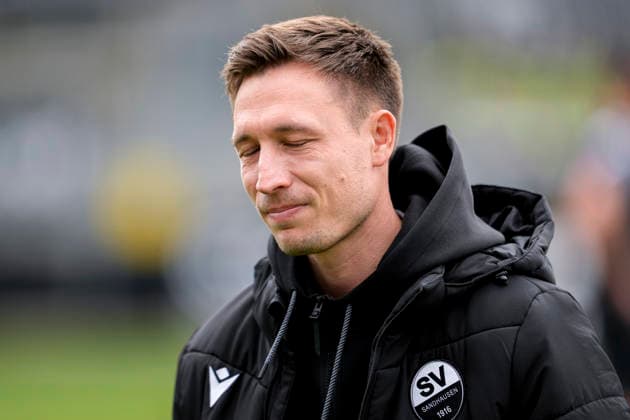 Kevin Stotz (Trainer, Cheftrainer, Interimstrainer, SVS), Einzelbild, Einzelfoto, Aktion, Action, enttäuscht schauend, Enttäuschung, Frustration, disappointed, pessimistisch, 04.04.2026, Sandhausen (Deutschland), Fussball, Regionalliga Südwest, SV Sandhausen - SG Sonnenhof Großaspach
