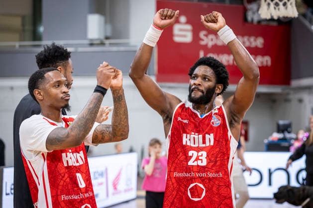 Barmer 2. Basketball Bundesliga ProA: Bayer Giants Leverkusen vs. RheinStars Koeln, 04.04.26 Leverkusen, 04.04.26 - Cedric Cezell Russell Jr. (RheinStars Köln, 0) und Michael Jordan Miller (RheinStars Köln, 23) freuen sich über den Sieg während des Spiels der Barmer 2. Basketball Bundesliga ProA: Bayer Giants Leverkusen vs. RheinStars Koeln in der Ostermann Arena in Leverkusen. Copyright: xBEAUTIFULxSPORTS LeahxKohringx