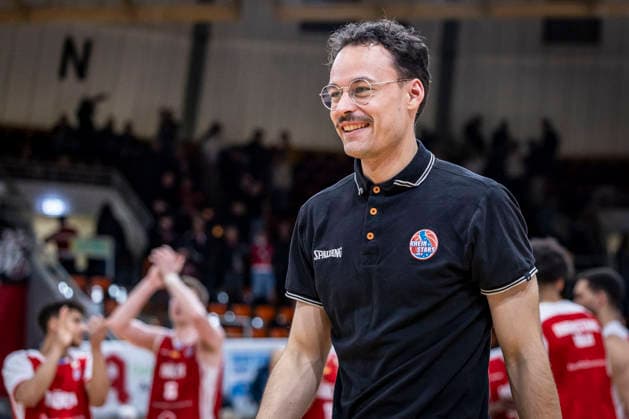 Barmer 2. Basketball Bundesliga ProA: Bayer Giants Leverkusen vs. RheinStars Koeln, 04.04.26 Leverkusen, 04.04.26 - Leon Ludwig (Teammanager RheinStars Köln) während des Spiels der Barmer 2. Basketball Bundesliga ProA: Bayer Giants Leverkusen vs. RheinStars Koeln in der Ostermann Arena in Leverkusen. Copyright: xBEAUTIFULxSPORTS LeahxKohringx