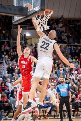 Barmer 2. Basketball Bundesliga ProA: Bayer Giants Leverkusen vs. RheinStars Koeln, 04.04.26 Leverkusen, 04.04.26 - Block durch Dennis Heinzmann (Bayer Giants Leverkusen, 22) von Adam Paige (RheinStars Köln, 13) während des Spiels der Barmer 2. Basketball Bundesliga ProA: Bayer Giants Leverkusen vs. RheinStars Koeln in der Ostermann Arena in Leverkusen. Copyright: xBEAUTIFULxSPORTS LeahxKohringx