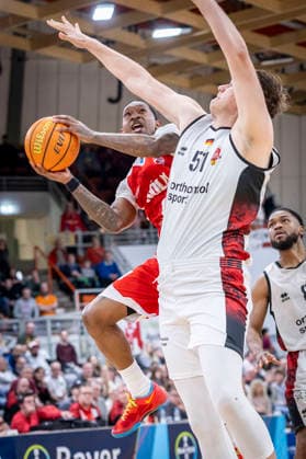 Barmer 2. Basketball Bundesliga ProA: Bayer Giants Leverkusen vs. RheinStars Koeln, 04.04.26 Leverkusen, 04.04.26 - Cedric Cezell Russell Jr. (RheinStars Köln, 0) und Sören Urbansky (Bayer Giants Leverkusen, 51) während des Spiels der Barmer 2. Basketball Bundesliga ProA: Bayer Giants Leverkusen vs. RheinStars Koeln in der Ostermann Arena in Leverkusen. Copyright: xBEAUTIFULxSPORTS LeahxKohringx