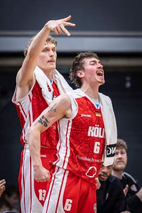 Barmer 2. Basketball Bundesliga ProA: Bayer Giants Leverkusen vs. RheinStars Koeln, 04.04.26 Leverkusen, 04.04.26 - Adam Paige (RheinStars Köln, 13) und Jasper Günther (RheinStars Köln, 6) freuen sich sich während des Spiels der Barmer 2. Basketball Bundesliga ProA: Bayer Giants Leverkusen vs. RheinStars Koeln in der Ostermann Arena in Leverkusen. Copyright: xBEAUTIFULxSPORTS LeahxKohringx