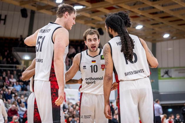 Barmer 2. Basketball Bundesliga ProA: Bayer Giants Leverkusen vs. RheinStars Koeln, 04.04.26 Leverkusen, 04.04.26 - Die Mannschaft der Bayer Giants um Sebastian Brach (Bayer Giants Leverkusen, 10) während des Spiels der Barmer 2. Basketball Bundesliga ProA: Bayer Giants Leverkusen vs. RheinStars Koeln in der Ostermann Arena in Leverkusen. Copyright: xBEAUTIFULxSPORTS LeahxKohringx