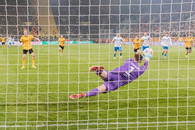04.04.2026, xomx, Fussball 2.Bundesliga, Dynamo Dresden - Hertha BSC Berlin v.l. Tjark Ernst (Hertha BSC) haelt den Strafstoss, Elfmeter (DFL DFB REGULATIONS PROHIBIT ANY USE OF PHOTOGRAPHS as IMAGE SEQUENCES and or QUASI-VIDEO) Dresden *** 04 04 2026, xomx, Fußball 2 Bundesliga, Dynamo Dresden Hertha BSC Berlin v l Tjark Ernst Hertha BSC haelt den Strafstoss, Elfmeter DFL DFB REGULATIONS PROHIBIT ANY USE OF PHOTOGRAPHS as IMAGE SEQUENCES and or QUASI VIDEO Dresden