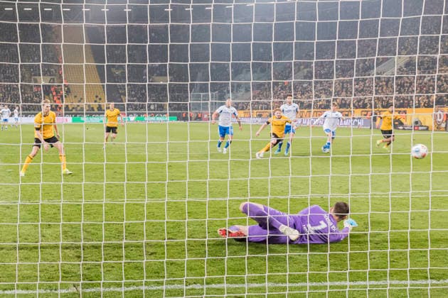 04.04.2026, xomx, Fussball 2.Bundesliga, Dynamo Dresden - Hertha BSC Berlin v.l. Tjark Ernst (Hertha BSC) haelt den Strafstoss, Elfmeter (DFL DFB REGULATIONS PROHIBIT ANY USE OF PHOTOGRAPHS as IMAGE SEQUENCES and or QUASI-VIDEO) Dresden