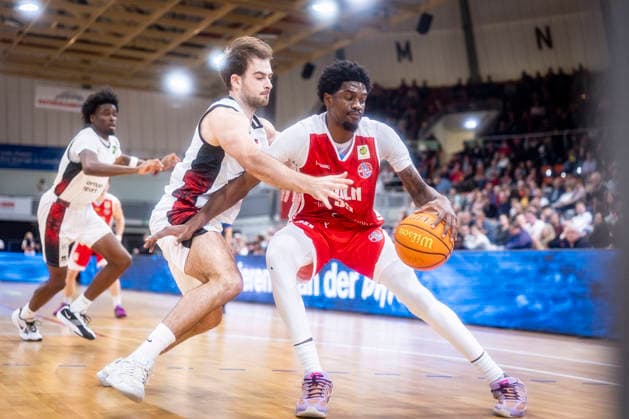 Barmer 2. Basketball Bundesliga ProA: Bayer Giants Leverkusen vs. RheinStars Koeln, 04.04.26 Leverkusen, 04.04.26 - Sebastian Brach (Bayer Giants Leverkusen, 10) und Kenny Andre Baptiste (RheinStars Köln, 39) während des Spiels der Barmer 2. Basketball Bundesliga ProA: Bayer Giants Leverkusen vs. RheinStars Koeln in der Ostermann Arena in Leverkusen. Copyright: xBEAUTIFULxSPORTS LeahxKohringx