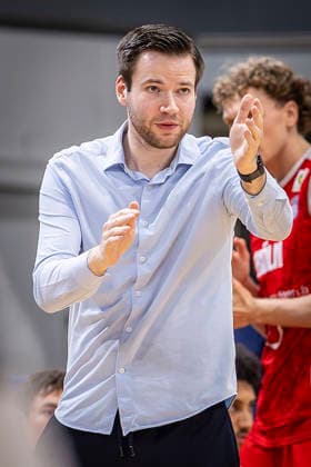 Barmer 2. Basketball Bundesliga ProA: Bayer Giants Leverkusen vs. RheinStars Koeln, 04.04.26 Leverkusen, 04.04.26 - Oliver Elling (Assistant Coach RheinStars Köln) während des Spiels der Barmer 2. Basketball Bundesliga ProA: Bayer Giants Leverkusen vs. RheinStars Koeln in der Ostermann Arena in Leverkusen. Copyright: xBEAUTIFULxSPORTS LeahxKohringx
