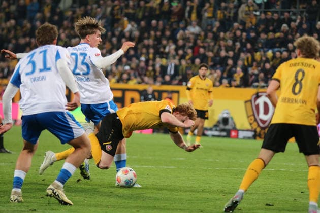 04.04.2026 Fußball Herren 2025 2026 2. Bundesliga 28. Spieltag SG Dynamo Dresden - Hertha BSC Rudolf-Harbig-Stadion Dresden Robert Wagner (Dresden, 18, gelb) wird von Kennet Eichhorn (Berlin, 23, weiß) im Strafraum zu Fall gebracht. Dresden Sachsen Deutschland