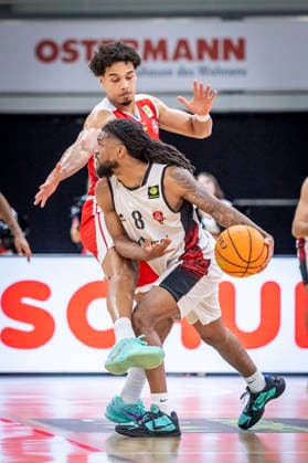 Barmer 2. Basketball Bundesliga ProA: Bayer Giants Leverkusen vs. RheinStars Koeln, 04.04.26 Leverkusen, 04.04.26 - Maximilian Begue (RheinStars Köln, 9) und Kobe Langley (Bayer Giants Leverkusen, 8) während des Spiels der Barmer 2. Basketball Bundesliga ProA: Bayer Giants Leverkusen vs. RheinStars Koeln in der Ostermann Arena in Leverkusen. Copyright: xBEAUTIFULxSPORTS LeahxKohringx