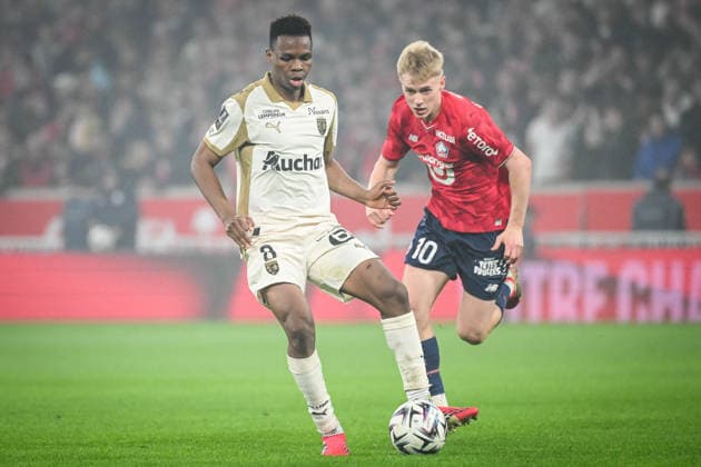 April 4, 2026, Villeneuve-D ascq, France, France: Mamadou SANGARE of Lens and Hakon ARNAR HARALDSSON of Lille during the Ligue 1 match between Lille OSC (LOSC) and RC Lens at Pierre Mauroy Stadium on April 04, 2026 in Villeneuve-d Ascq near Lille, France. Villeneuve-D ascq France - ZUMAm308 20260404_zsp_m308_015 Copyright: xMatthieuxMirvillex