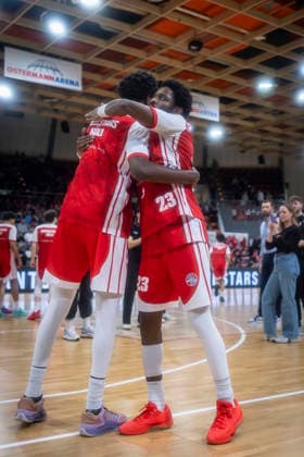 Barmer 2. Basketball Bundesliga ProA: Bayer Giants Leverkusen vs. RheinStars Koeln, 04.04.26 Leverkusen, 04.04.26 - Kenny Andre Baptiste (RheinStars Köln, 39) und Michael Jordan Miller (RheinStars Köln, 23) vor dem Spiel während des Spiels der Barmer 2. Basketball Bundesliga ProA: Bayer Giants Leverkusen vs. RheinStars Koeln in der Ostermann Arena in Leverkusen. Copyright: xBEAUTIFULxSPORTS LeahxKohringx