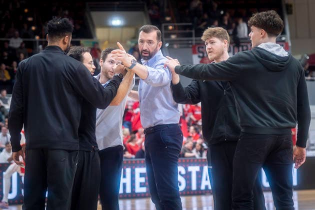 Barmer 2. Basketball Bundesliga ProA: Bayer Giants Leverkusen vs. RheinStars Koeln, 04.04.26 Leverkusen, 04.04.26 - RheiNStars Köln Gespann rund um Zoran Kukic (Head Coach RheinStars Köln) und Oliver Elling (Assistant Coach RheinStars Köln) während des Spiels der Barmer 2. Basketball Bundesliga ProA: Bayer Giants Leverkusen vs. RheinStars Koeln in der Ostermann Arena in Leverkusen. Copyright: xBEAUTIFULxSPORTS LeahxKohringx
