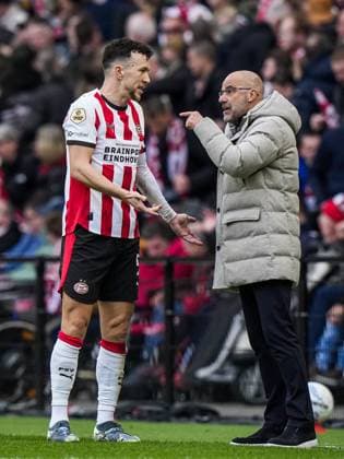 EINDHOVEN - (lr) Ivan Perisic of PSV Eindhoven, PSV Eindhoven coach Peter Bosz during the Dutch Eredivisie match between PSV and FC Utrecht at the Philips Stadium on April 4, 2026 in Eindhoven, the Netherlands. TOBIAS KLEUVER ANP Eredivisie 2025-2026 xVIxANPxSportx xxANPxIVx 555056198 originalFilename: 555056198.jpg