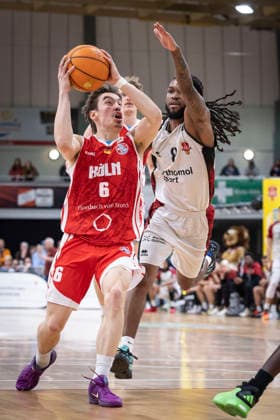 Barmer 2. Basketball Bundesliga ProA: Bayer Giants Leverkusen vs. RheinStars Koeln, 04.04.26 Leverkusen, 04.04.26 - Jasper Günther (RheinStars Köln, 6) und Kobe Langley (Bayer Giants Leverkusen, 8) während des Spiels der Barmer 2. Basketball Bundesliga ProA: Bayer Giants Leverkusen vs. RheinStars Koeln in der Ostermann Arena in Leverkusen. Copyright: xBEAUTIFULxSPORTS LeahxKohringx