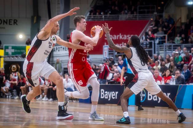 Barmer 2. Basketball Bundesliga ProA: Bayer Giants Leverkusen vs. RheinStars Koeln, 04.04.26 Leverkusen, 04.04.26 - Dennis Heinzmann (Bayer Giants Leverkusen, 22), Kobe Langley (Bayer Giants Leverkusen, 8) und Björn Rohwer (RheinStars Köln, 15) während des Spiels der Barmer 2. Basketball Bundesliga ProA: Bayer Giants Leverkusen vs. RheinStars Koeln in der Ostermann Arena in Leverkusen. Copyright: xBEAUTIFULxSPORTS LeahxKohringx