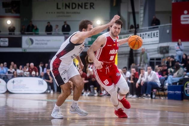 Barmer 2. Basketball Bundesliga ProA: Bayer Giants Leverkusen vs. RheinStars Koeln, 04.04.26 Leverkusen, 04.04.26 - Sebastian Brach (Bayer Giants Leverkusen, 10) und Haris Hujic (RheinStars Köln, 10) während des Spiels der Barmer 2. Basketball Bundesliga ProA: Bayer Giants Leverkusen vs. RheinStars Koeln in der Ostermann Arena in Leverkusen. Copyright: xBEAUTIFULxSPORTS LeahxKohringx